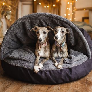 Tento pelíšek tzv. kukaň je pro pejsky, kteří se rádi schovávají pod peřinu... stejně jako tyto dvě modelky 🙂 Vnitřní...